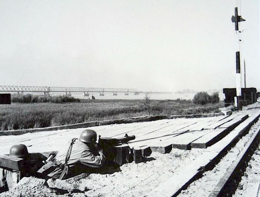 Naam: Spoorbrug Moerdijk. Duitse para's met Ned. Lewis M.20.JPG
Bekeken: 432
Grootte: 76,7 KB