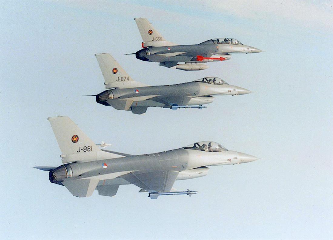 Naam: Foto 204. Formatie F-16A en -B. 'J-881', 'J-874' en 'J-656'. 1100 breed.jpg
Bekeken: 1289
Grootte: 80,2 KB
