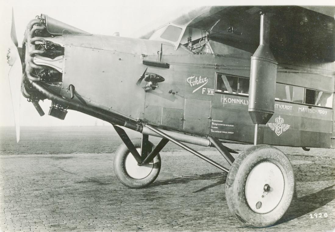 Naam: Foto 219. H-NADN (PH-ADN). Fokker F.VIIa. Op band PALMER CORD AERO TYRE. 1100 breed.jpg
Bekeken: 966
Grootte: 118,5 KB