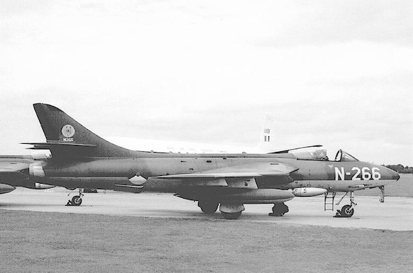 Naam: Foto 207. 'N-266'. Hawker Hunter F.Mk.6 van 325 Squadron. 600 breed kopie.jpg
Bekeken: 1617
Grootte: 119,9 KB