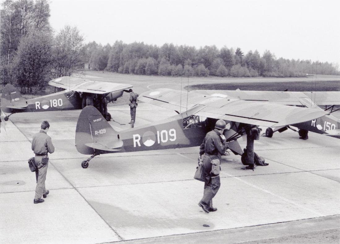 Naam: Foto 208. 'R-109', 'R-150' en 'R-180'. Piper L-21B Super Cubs. 1100 breed.jpg
Bekeken: 1520
Grootte: 96,9 KB