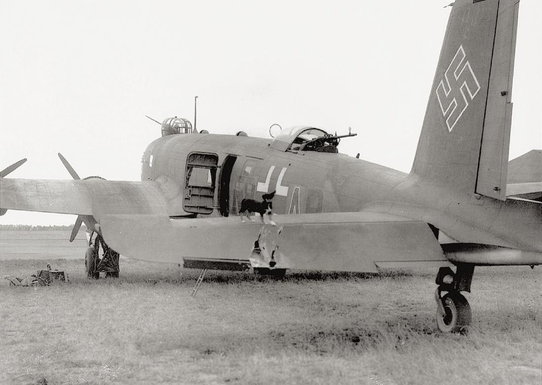 Naam: Foto 531. Focke-Wulf Condor met beschadiging en mascotte. 1100 breed.jpg
Bekeken: 1383
Grootte: 92,5 KB