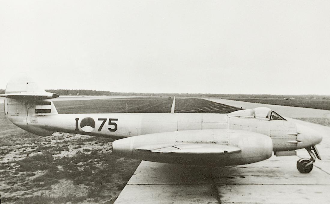 Naam: Foto 212. 'I-75'. Gloster Meteor F.Mk.4. 1100 breed.jpg
Bekeken: 971
Grootte: 76,4 KB