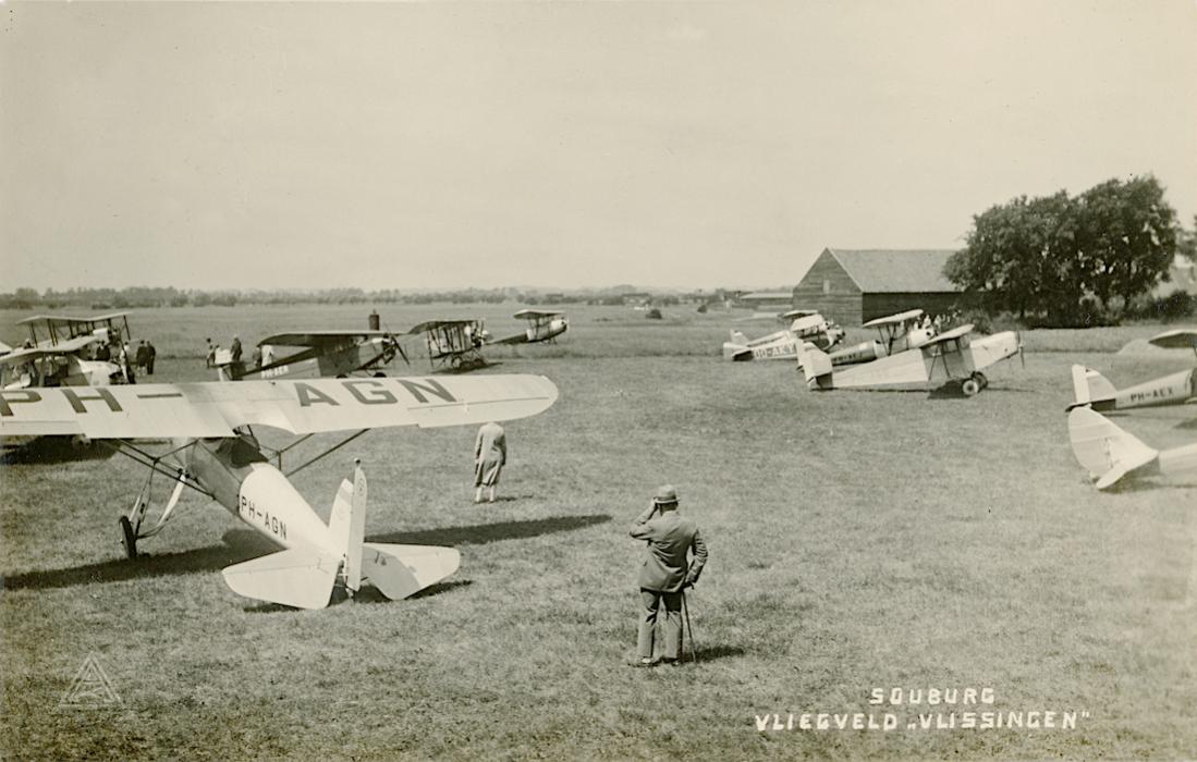 Naam: Kaart 800. Vliegveld Souburg, Vlissingen. Op voorgrond Pander P-2 'PH-AGN'. 1100 breed.jpg
Bekeken: 1229
Grootte: 98,2 KB