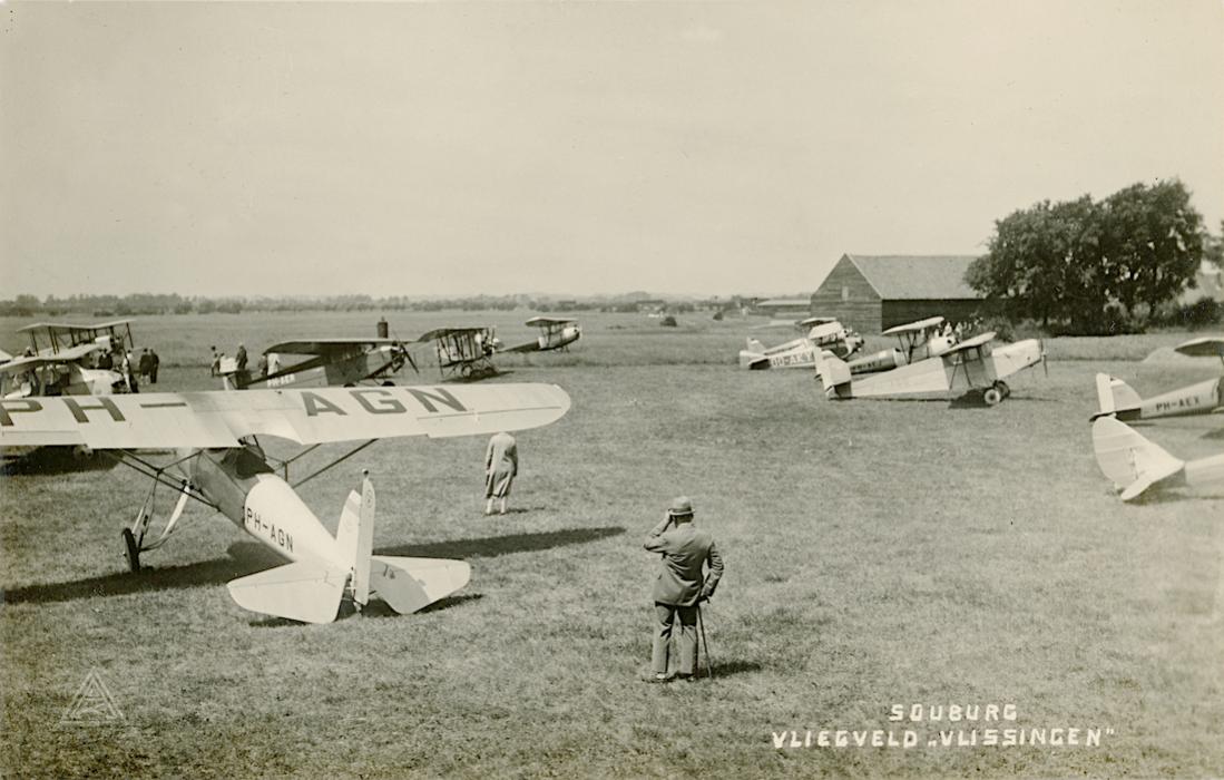 Naam: Kaart 800. Vliegveld Souburg, Vlissingen. Op voorgrond Pander P-2 'PH-AGN'. 1100 breed.jpg
Bekeken: 863
Grootte: 98,2 KB