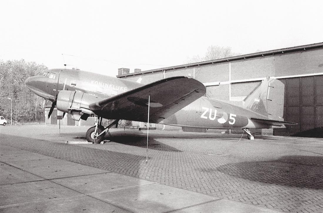 Naam: Foto 213. 'ZU-5'. Dakota in het Militaire Luchtvaart Museum op Kamp van Zeist. 1100 breed.jpg
Bekeken: 1809
Grootte: 106,9 KB