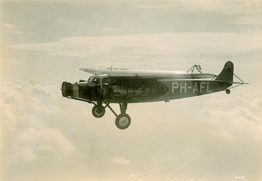 Naam: Foto 222. PH-AFL 'Leeuwerik'. Fokker F.XII. 1100 breed.jpg
Bekeken: 1426
Grootte: 50,4 KB