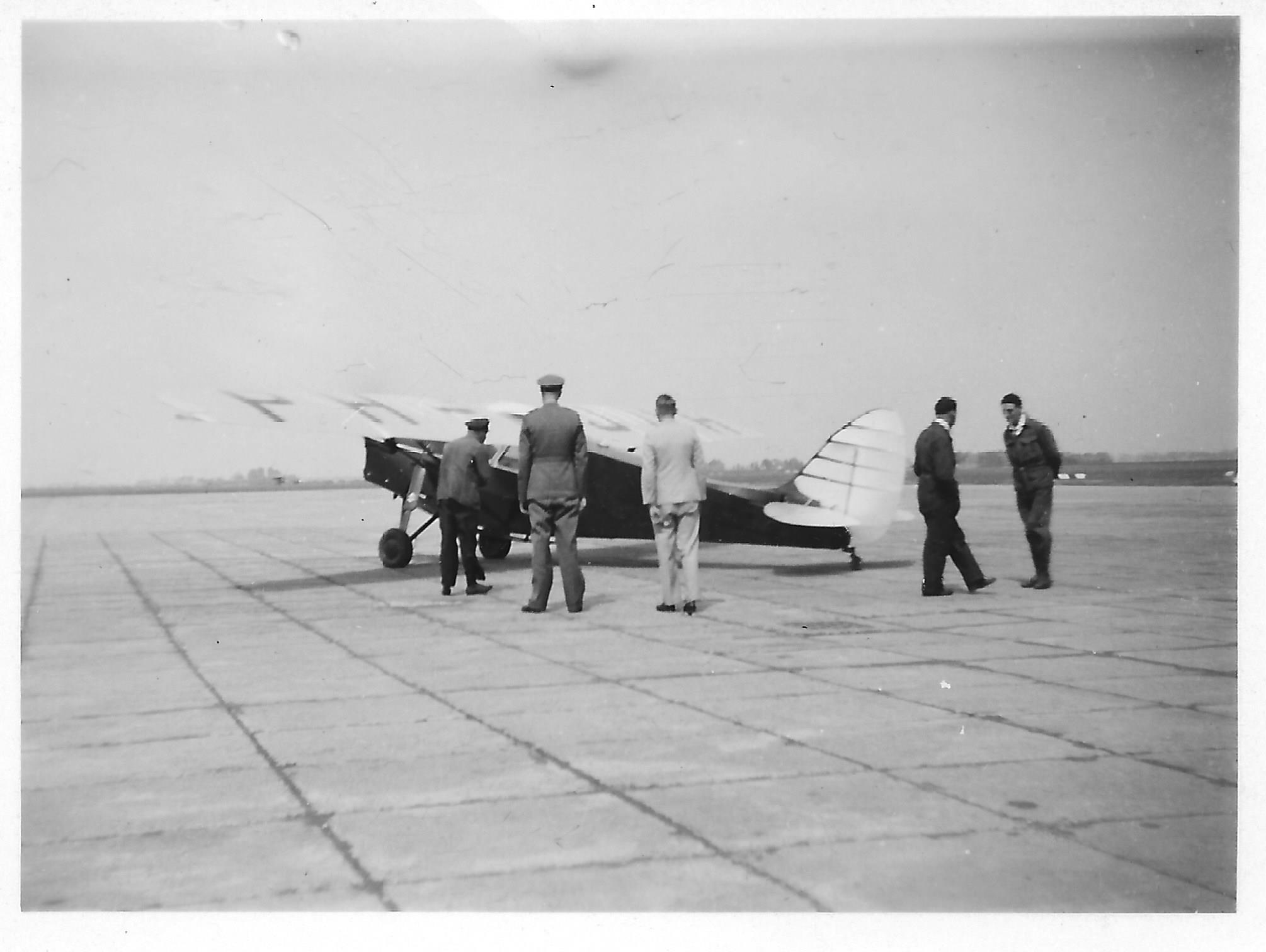 Naam: De Havilland DH.85 Leopard Moth PH-JUH zomer 1935 ckk.jpg
Bekeken: 2425
Grootte: 153,2 KB