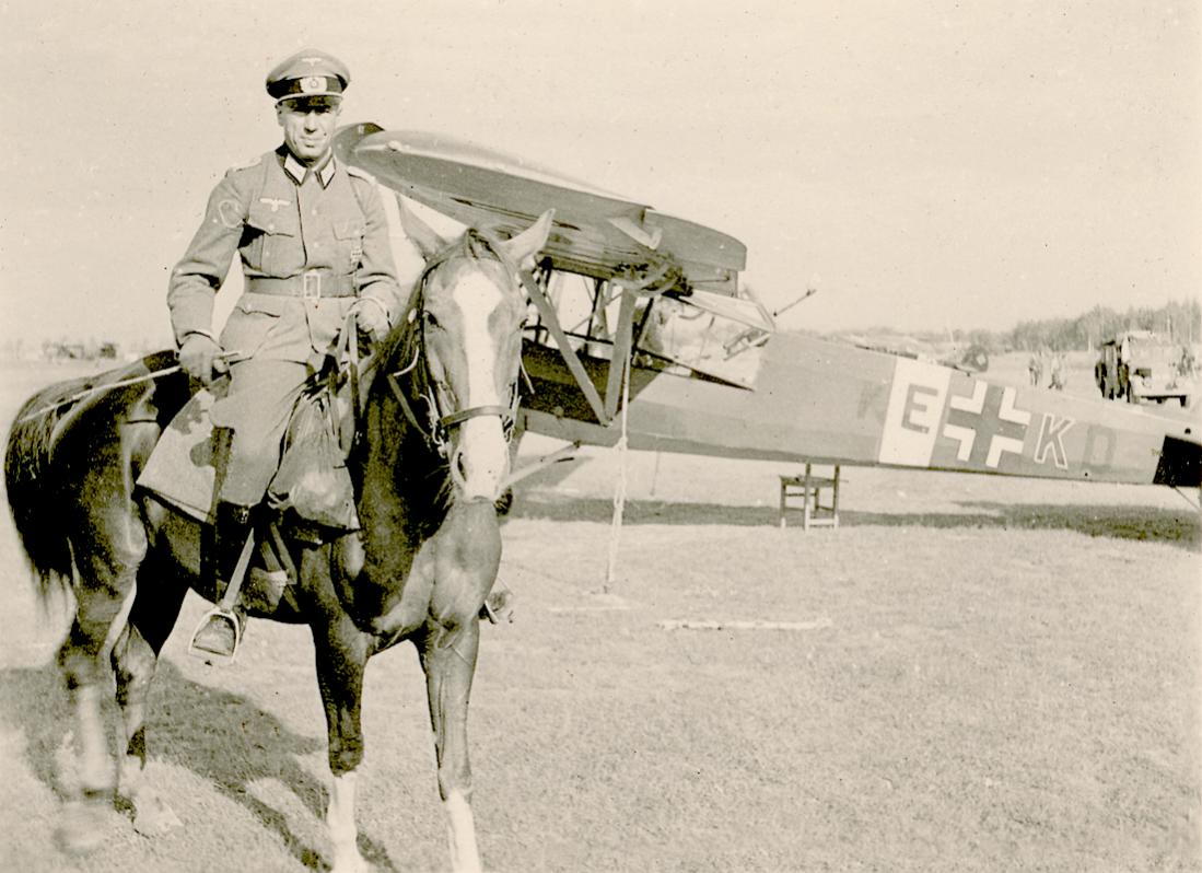 Naam: Foto 536. 'KE+KD'. Fieseler Fi.156 Storch en paard met ruiter. 1100 breed.jpg
Bekeken: 1117
Grootte: 109,9 KB