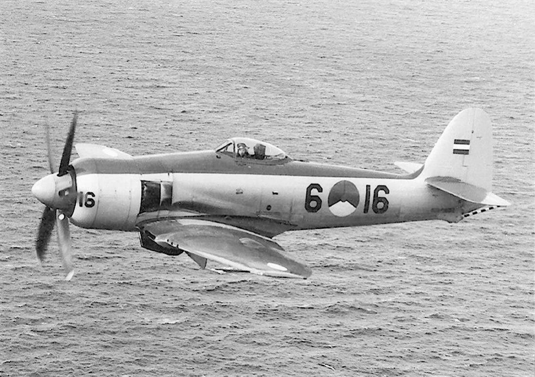 Naam: #352. '6-16' (= 'F-16', eerder 'J-16'). Hawker Seafury FB.Mk.60. 1100 breed.jpg
Bekeken: 2191
Grootte: 165,3 KB
