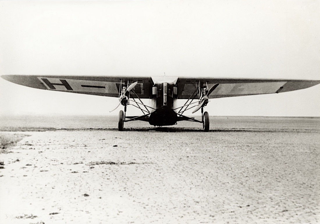 Naam: Foto 228. 'H-NADD'. Koolhoven FK-33, bijnaam 'Dikke Dirk', nog geen volledige regi. en zonder de.jpg
Bekeken: 909
Grootte: 262,9 KB