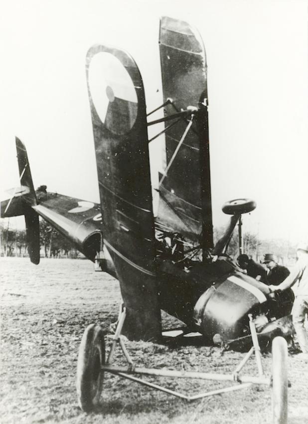 Naam: Foto 114. Koolhoven FK.51. De %2210%22 bij Zeist op 1.12.38. 850 hoog.jpg
Bekeken: 1175
Grootte: 64,6 KB