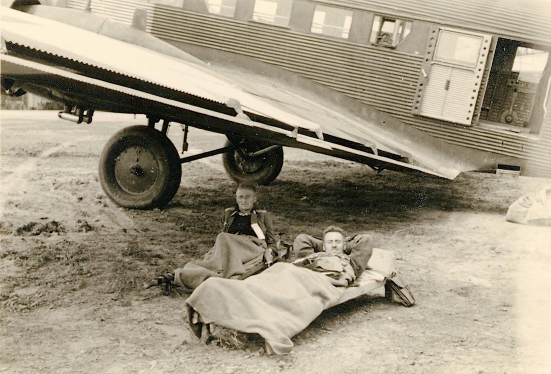 Naam: Foto 538. Ju-52 en rustende bemanning. 1100 breed.jpg
Bekeken: 1295
Grootte: 131,3 KB