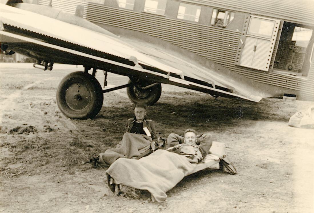 Naam: Foto 538. Ju-52 en rustende bemanning. 1100 breed.jpg
Bekeken: 916
Grootte: 131,3 KB