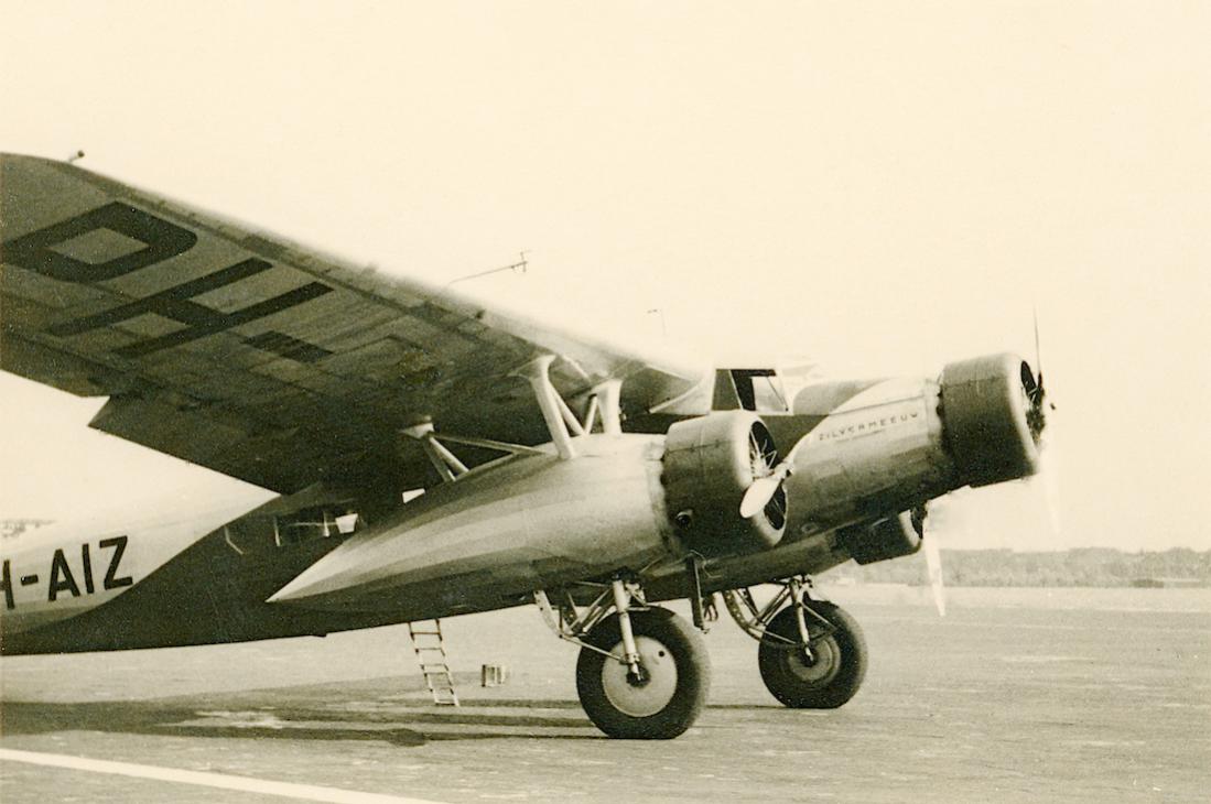 Naam: Foto 229. PH-AIZ 'Zilvermeeuw'. Fokker F.XX. Fliegerh. Gtersloh (vlgns verkoper). 1100 breed.jpg
Bekeken: 1629
Grootte: 81,1 KB
