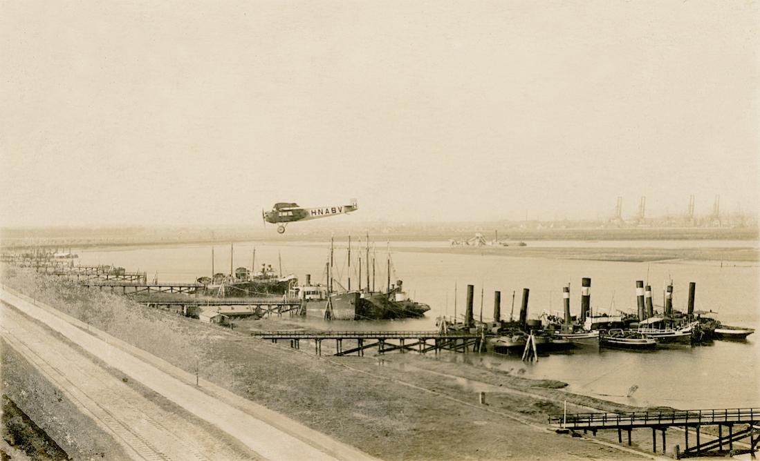 Naam: Foto 811. 'H-NABV'. Fokker F.III over de haven Waalhaven  in de laatste fase van de landing op h.jpg
Bekeken: 1818
Grootte: 85,8 KB