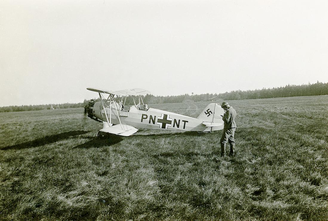 Naam: Foto 542. 'PN+NT'. Focke-Wulf Fw44 Stieglitz. 1100 pixels breed.jpg
Bekeken: 1799
Grootte: 148,0 KB