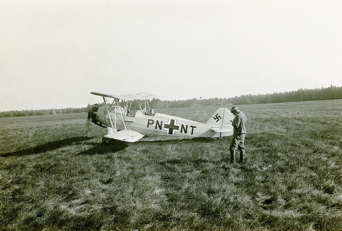 Naam: Foto 542. 'PN+NT'. Focke-Wulf Fw44 Stieglitz. 1100 pixels breed.jpg
Bekeken: 1397
Grootte: 148,0 KB