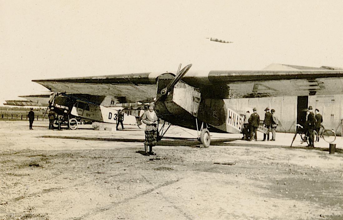 Naam: Foto 321. Fokker F.III H-NABI. Foto gecropt boven- en onderzijde.jpg
Bekeken: 1094
Grootte: 117,6 KB