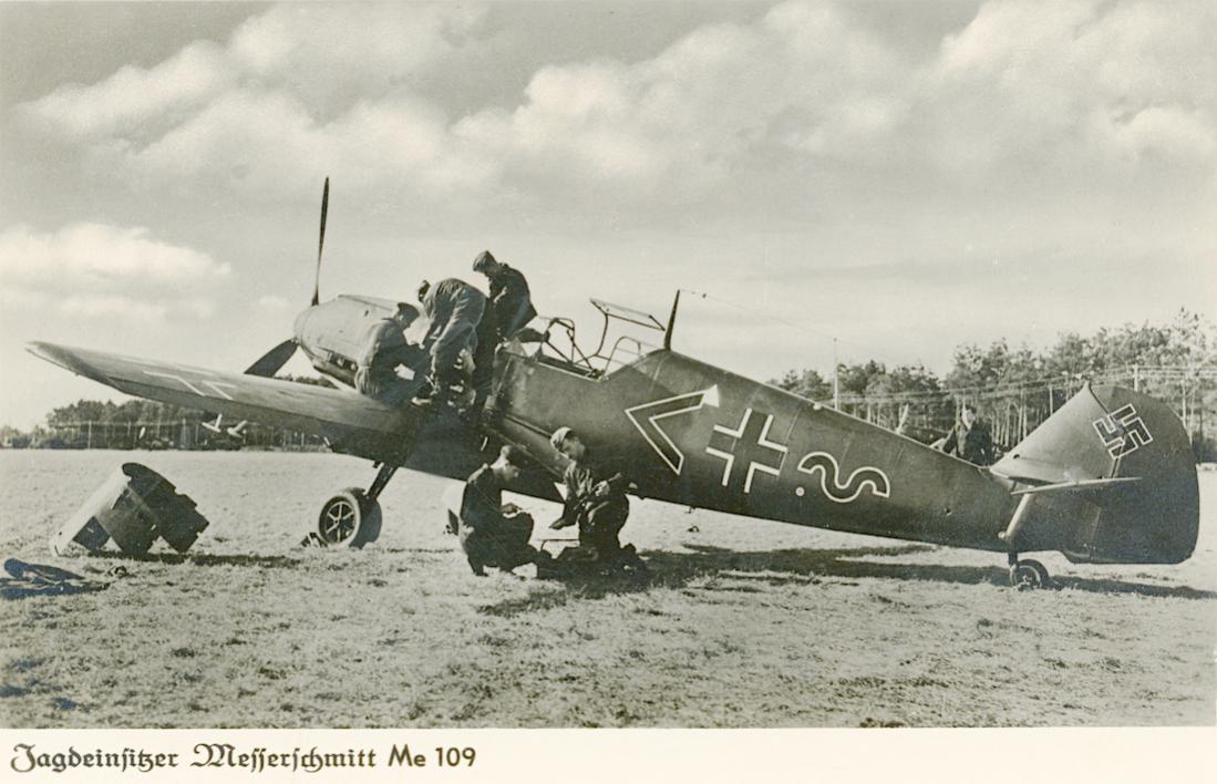 Naam: Foto 547. Ansichtkaart Me-109. Een versie E van een Gruppe Adjutant der 3. Staffel vlgns mij. Of.jpg
Bekeken: 1161
Grootte: 100,1 KB