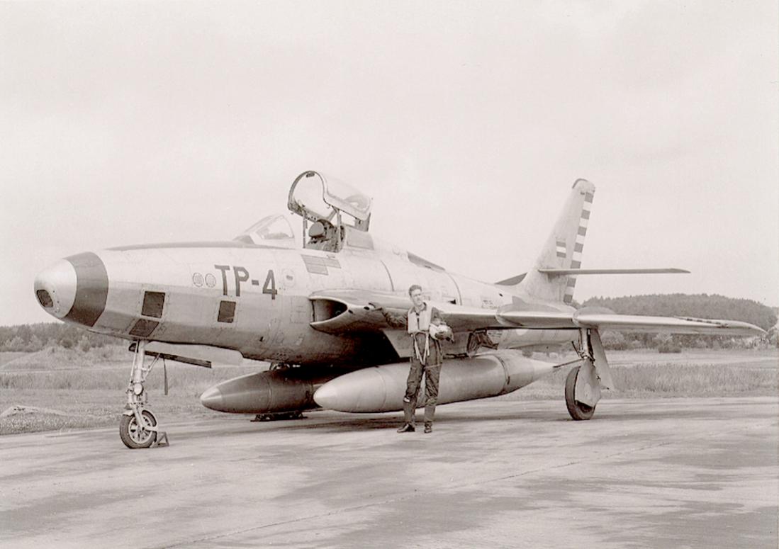 Naam: Foto 228. 'TP-4'. Republic RF-84F Thunderflash. 1100 breed.jpg
Bekeken: 1720
Grootte: 73,4 KB