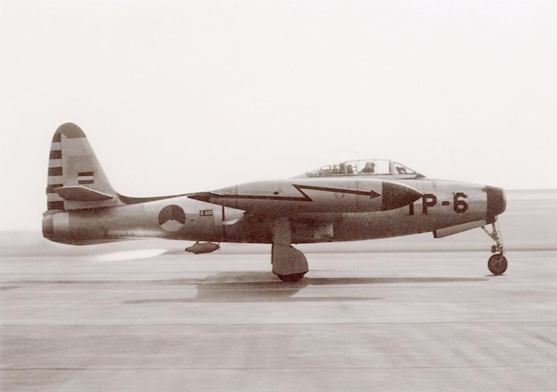 Naam: Foto 231. 'TP-6'. Republic F-84G Thunderjet van 306 Squadron met starthulp. 1100 breed.jpg
Bekeken: 1174
Grootte: 57,8 KB