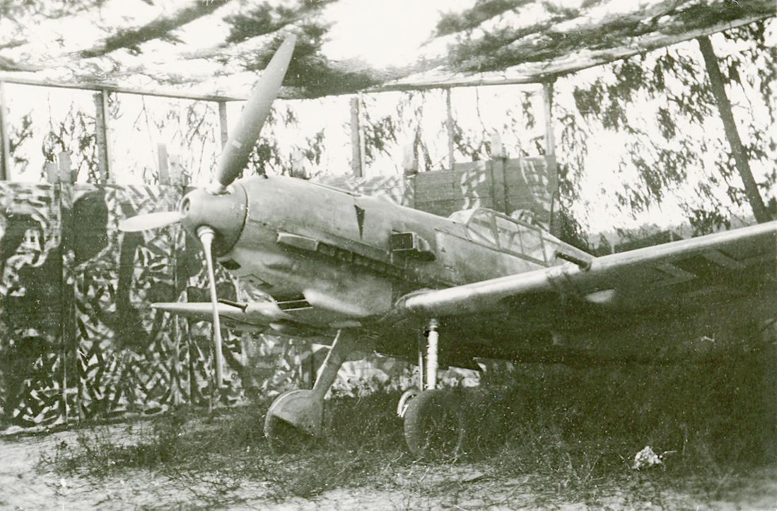 Naam: Foto 553. Me 109 onder camouflagenet. 1100 breed.jpg
Bekeken: 1115
Grootte: 150,6 KB