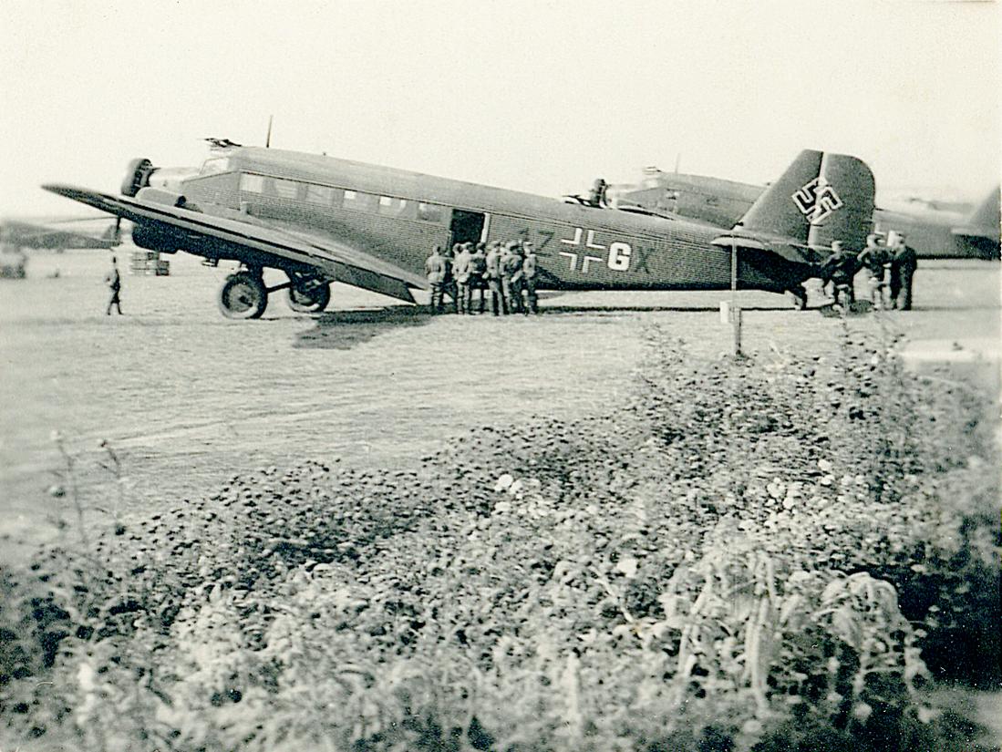 Naam: Foto 554. '1Z+GX'. Junkers Ju-52. 1100 breed.jpg
Bekeken: 1112
Grootte: 175,2 KB