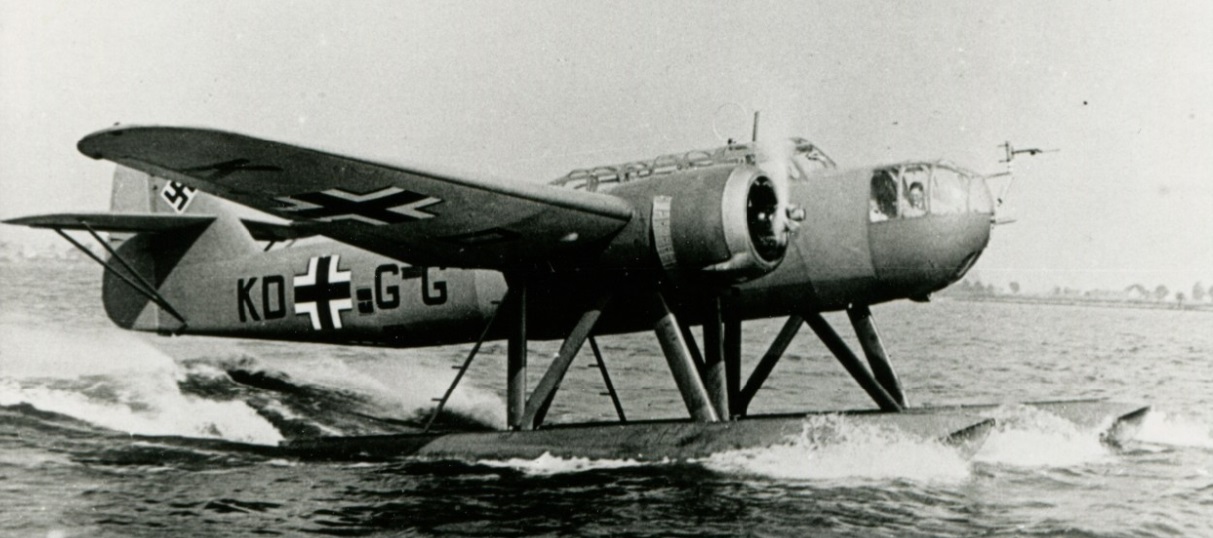 Naam: Fokker T.VIII WC during taxiing trial (M. Beeling in the nose section).jpg
Bekeken: 1005
Grootte: 167,0 KB