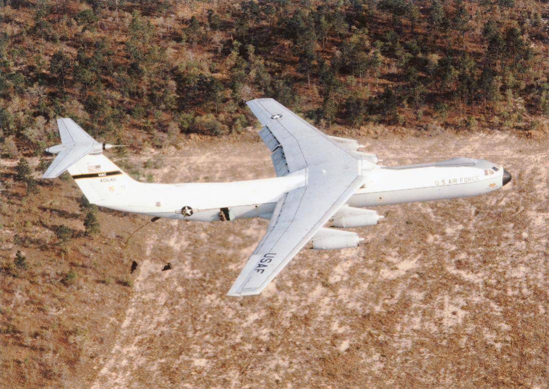 Naam: Foto 753. 64-0646 (MSN 300-6059). Lockheed C-141A-20-LM Starlifter, converted to C-141B. 1100 br.jpg
Bekeken: 1611
Grootte: 170,4 KB