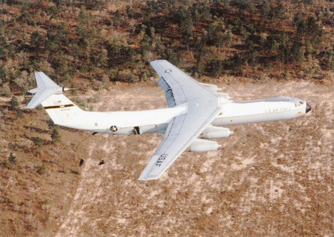 Naam: Foto 753. 64-0646 (MSN 300-6059). Lockheed C-141A-20-LM Starlifter, converted to C-141B. 1100 br.jpg
Bekeken: 2344
Grootte: 170,4 KB