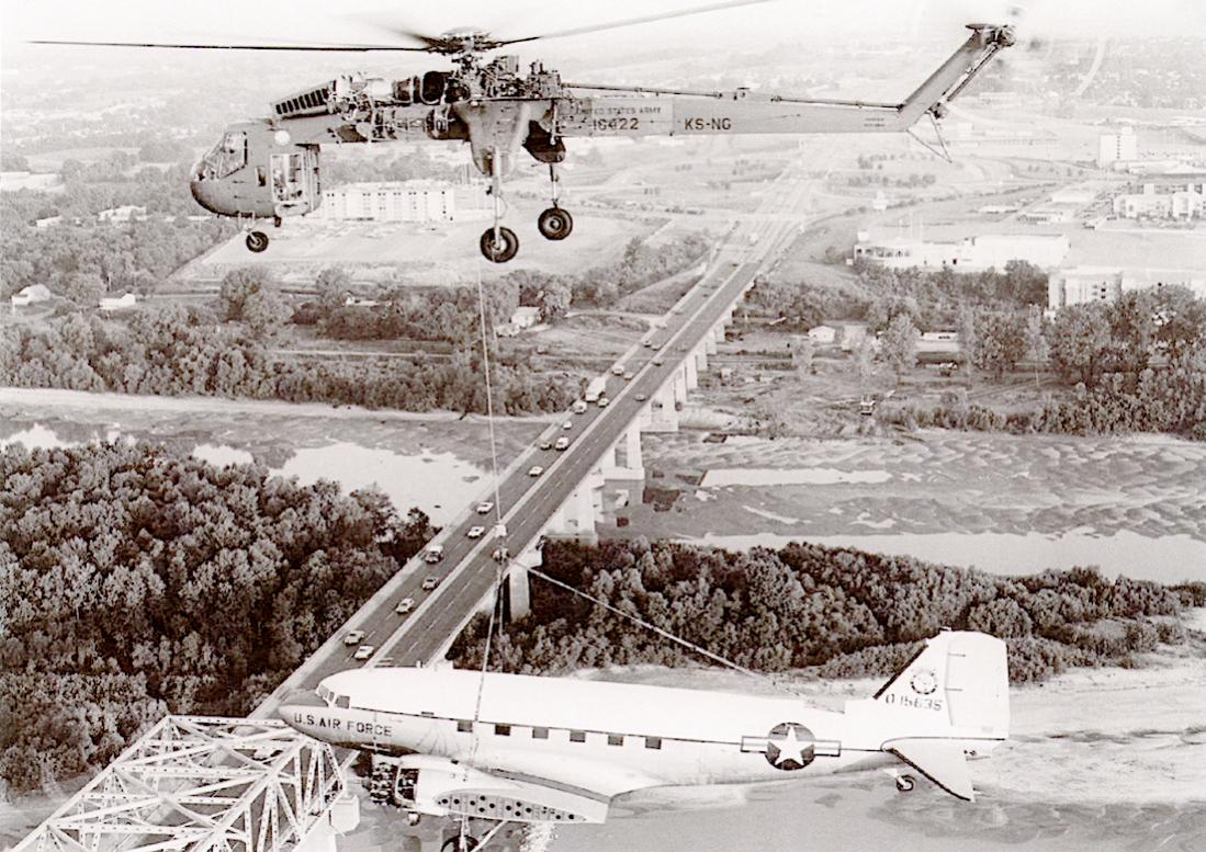 Naam: Foto 755. Sikorsky CH-54 Tarhe geeft C-47 een lift. 1100 breed.jpg
Bekeken: 847
Grootte: 170,6 KB