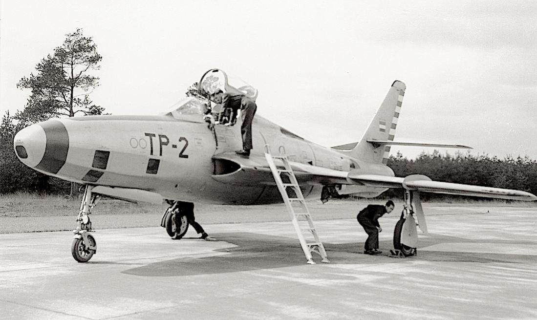 Naam: Foto 244. 'TP-2'. Republic RF-84F Thunderflash. 1100 breed.jpg
Bekeken: 947
Grootte: 94,6 KB