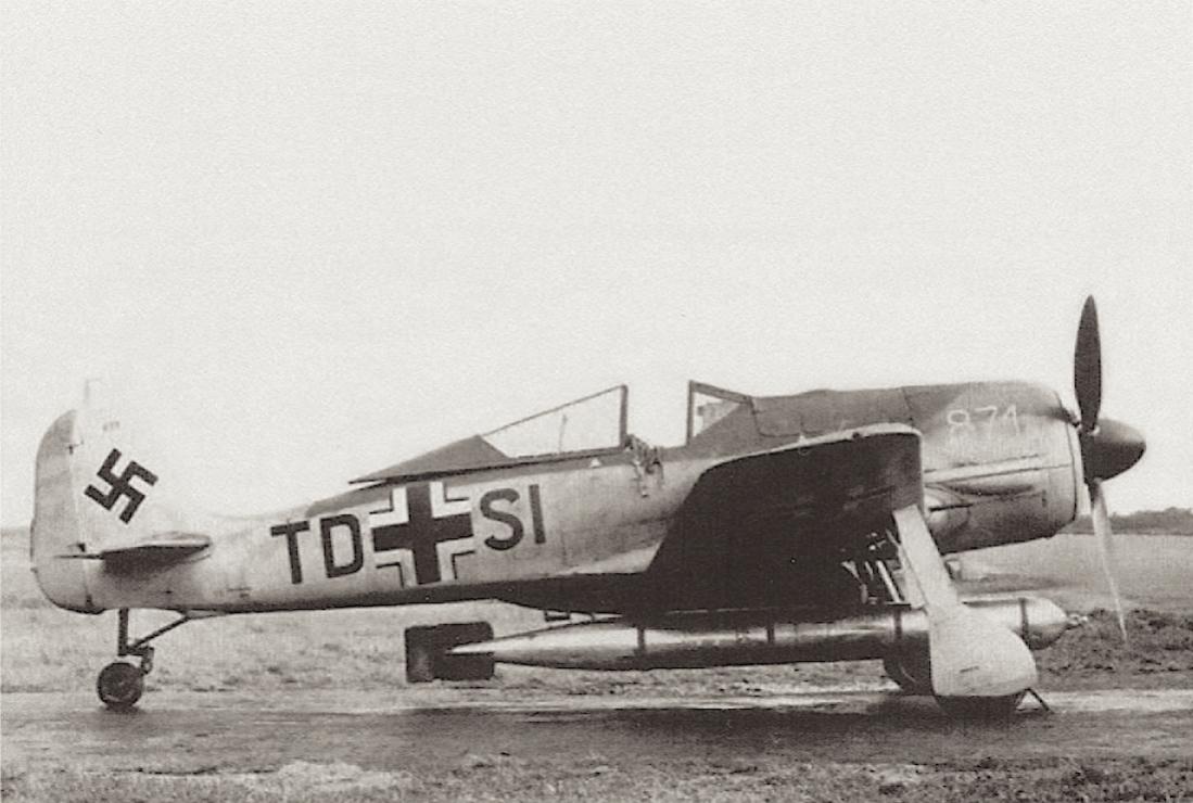 Naam: Foto 563. Focke-Wulf Fw 190A-5:U14 (WNr.0150871) van FFS C 6 met torpedo. Zie aangepaste staartw.jpg
Bekeken: 1043
Grootte: 96,0 KB