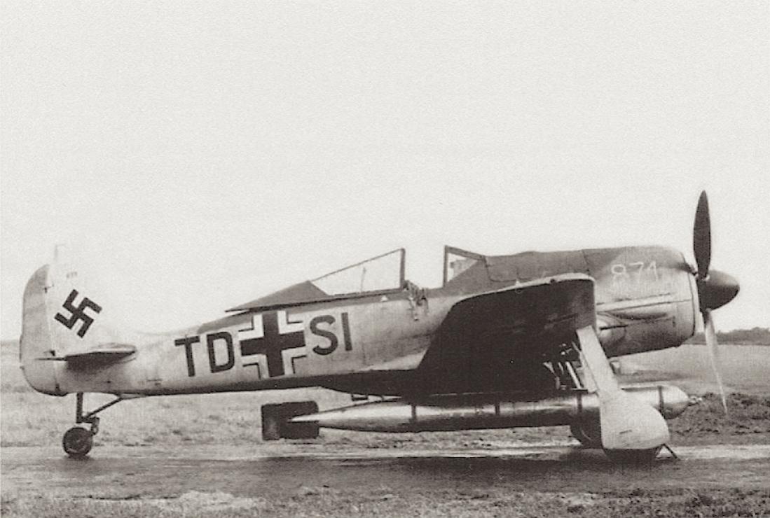 Naam: Foto 563. Focke-Wulf Fw 190A-5:U14 (WNr.0150871) van FFS C 6 met torpedo. Zie aangepaste staartw.jpg
Bekeken: 1016
Grootte: 96,0 KB