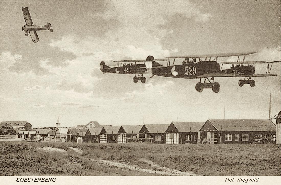 Naam: Kaart 829. Soesterberg. Het vliegveld. Fokker C.I's. 1100 breed.jpg
Bekeken: 952
Grootte: 156,9 KB