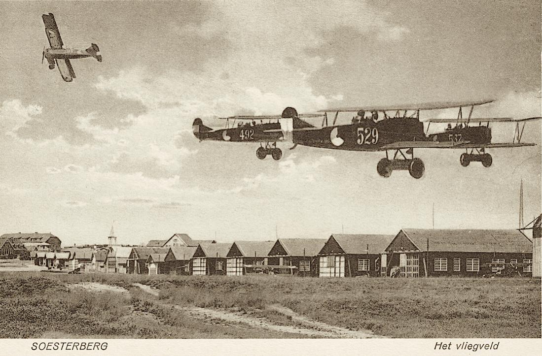 Naam: Kaart 829. Soesterberg. Het vliegveld. Fokker C.I's. 1100 breed.jpg
Bekeken: 664
Grootte: 156,9 KB