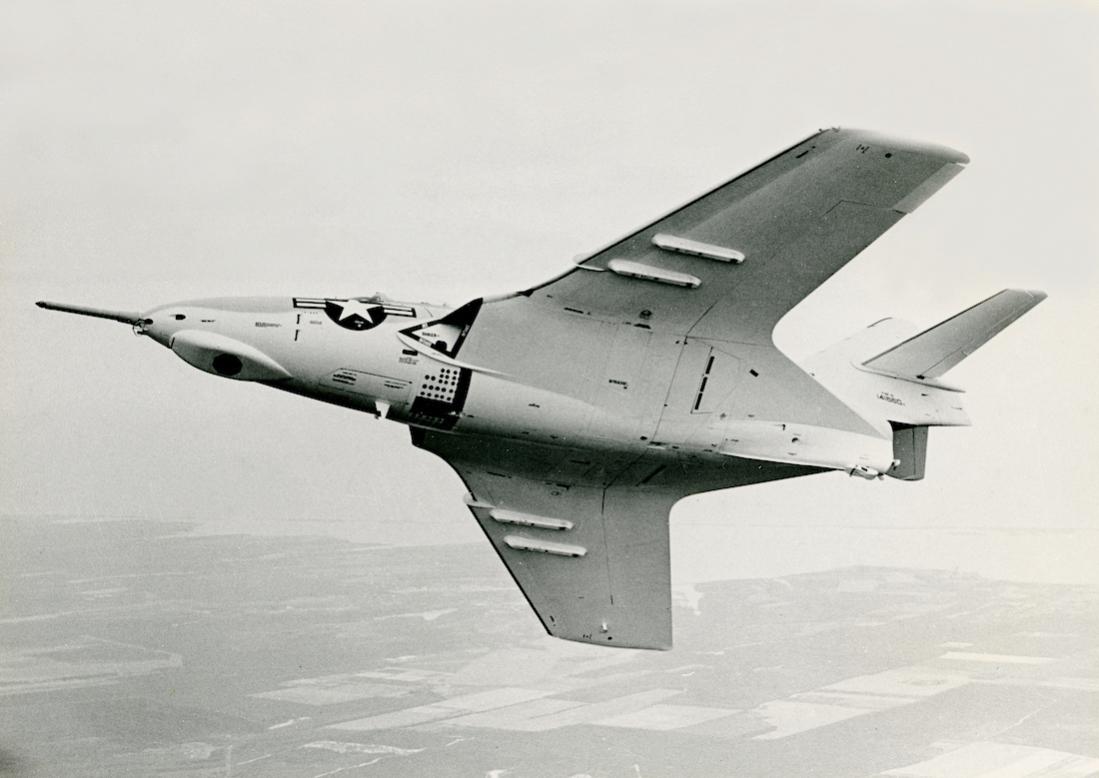 Naam: Foto 767. 141660. Grumman (Model G-99) F9F-8 (F-9J). 1100 breed.jpg
Bekeken: 796
Grootte: 67,6 KB