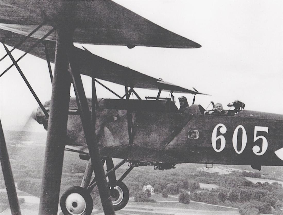 Naam: Foto 133. '605'. Fokker C.VI, v.a. 1934 C.Vd RR. 1100 breed.jpg
Bekeken: 507
Grootte: 104,0 KB
