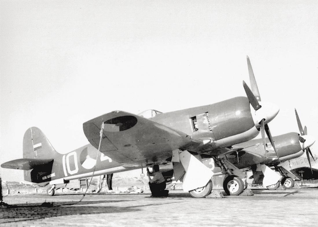 Naam: #380. '10-4' (= 'J-4%22). Hawker Seafury F.Mk.50. 1100 breed.jpg
Bekeken: 653
Grootte: 87,2 KB