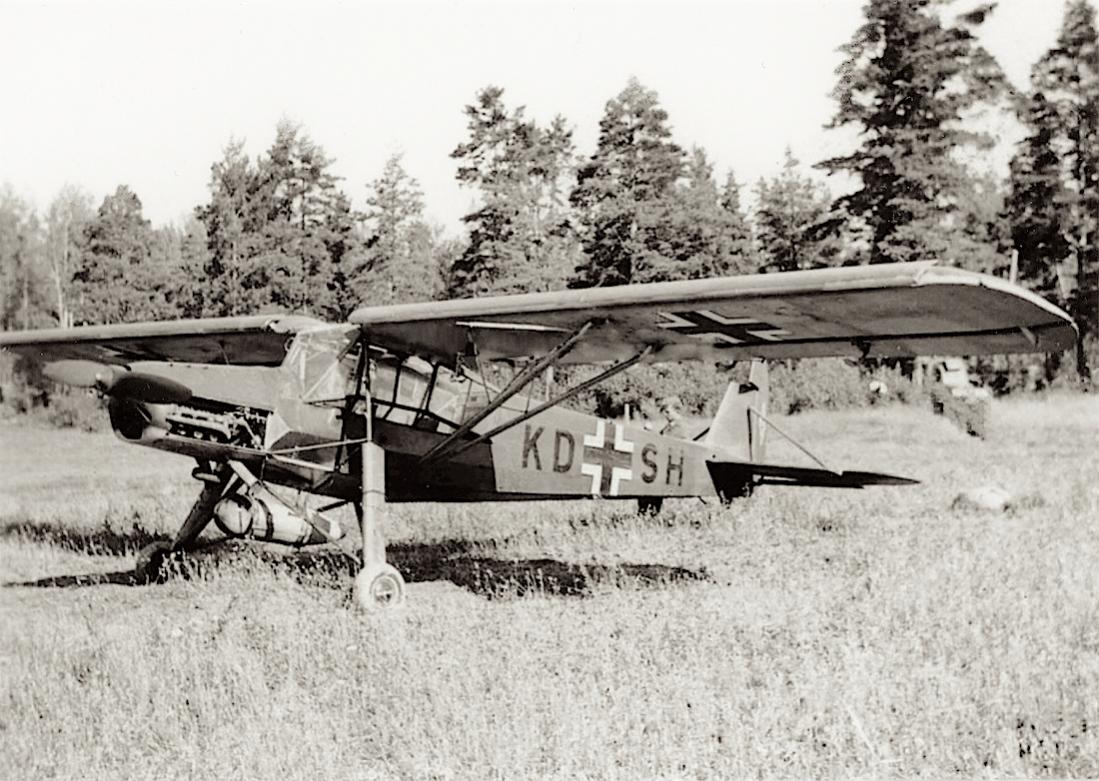 Naam: Foto 570. 'KD+SH'. Fieseler Fi.156C Storch van Flugbereitschaft VIII.  Fliegerkorps 1100 breed.jpg
Bekeken: 344
Grootte: 145,4 KB