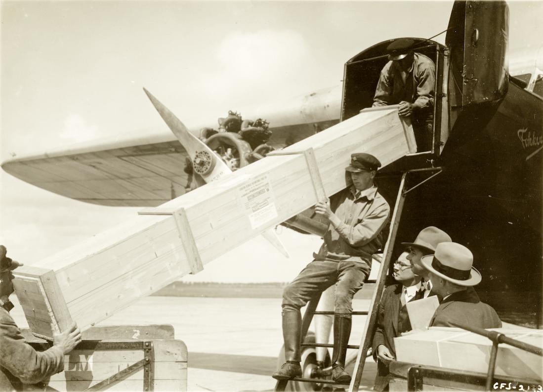 Naam: Foto 354. Fokker F.VIII wordt beladen met lang voorwerp. 1100 breed.jpg
Bekeken: 737
Grootte: 90,8 KB