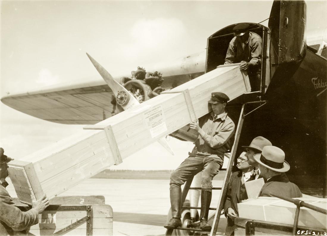 Naam: Foto 354. Fokker F.VIII wordt beladen met lang voorwerp. 1100 breed.jpg
Bekeken: 1115
Grootte: 90,8 KB