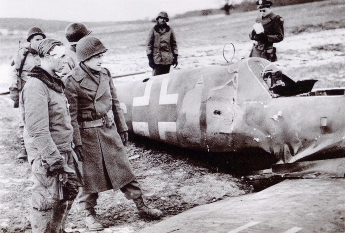 Naam: Foto 572. Bf 109 is neergekomen aan geallieerde zijde. De piloot staat nu als POW bij het wrak s.jpg
Bekeken: 574
Grootte: 128,1 KB