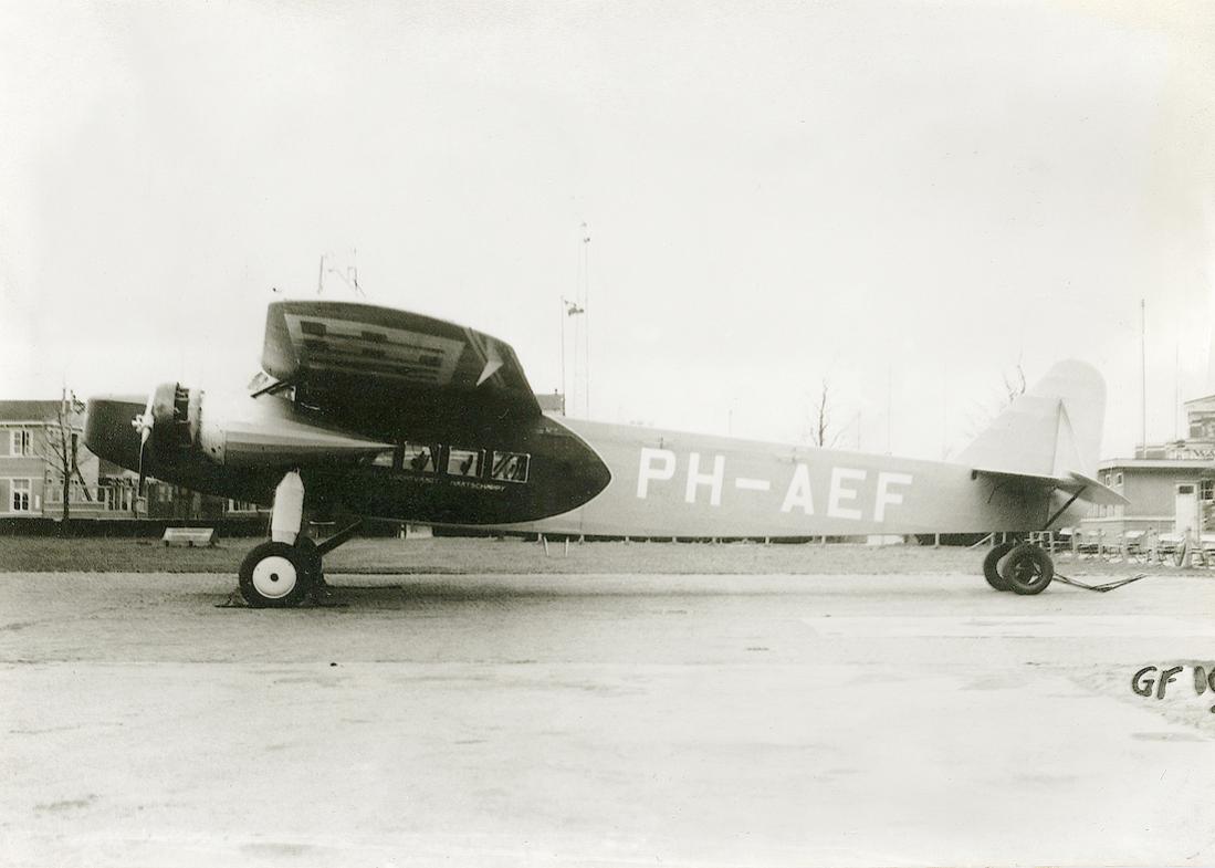Naam: Foto 355. 'PH-AEF'. Fokker F.VIII op Waalhaven. 1100 breed.jpg
Bekeken: 1071
Grootte: 67,6 KB