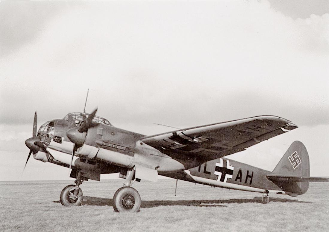 Naam: Foto 573. 'IL+AH' Ju-88. 1100 breed.jpg
Bekeken: 1684
Grootte: 84,7 KB