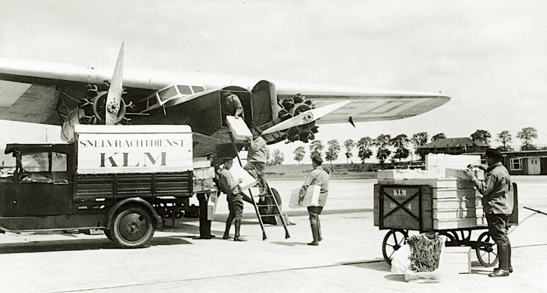 Naam: Foto 358. Vracht wordt geladen in Fokker F.VIII. 1100 breed.jpg
Bekeken: 800
Grootte: 92,3 KB