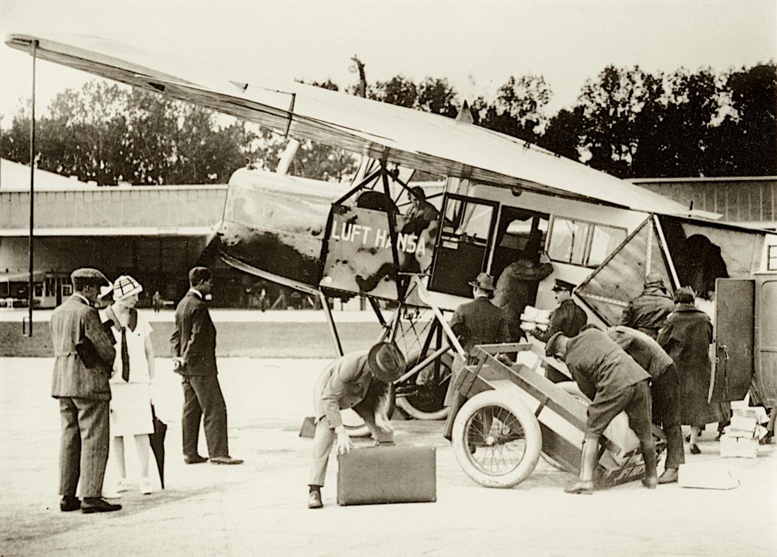 Naam: Foto 490. 06.04.1926, DLH start 'Linienflugverkehr' met FG F.II (verm. D-724). 1100 breed.jpg
Bekeken: 889
Grootte: 139,7 KB