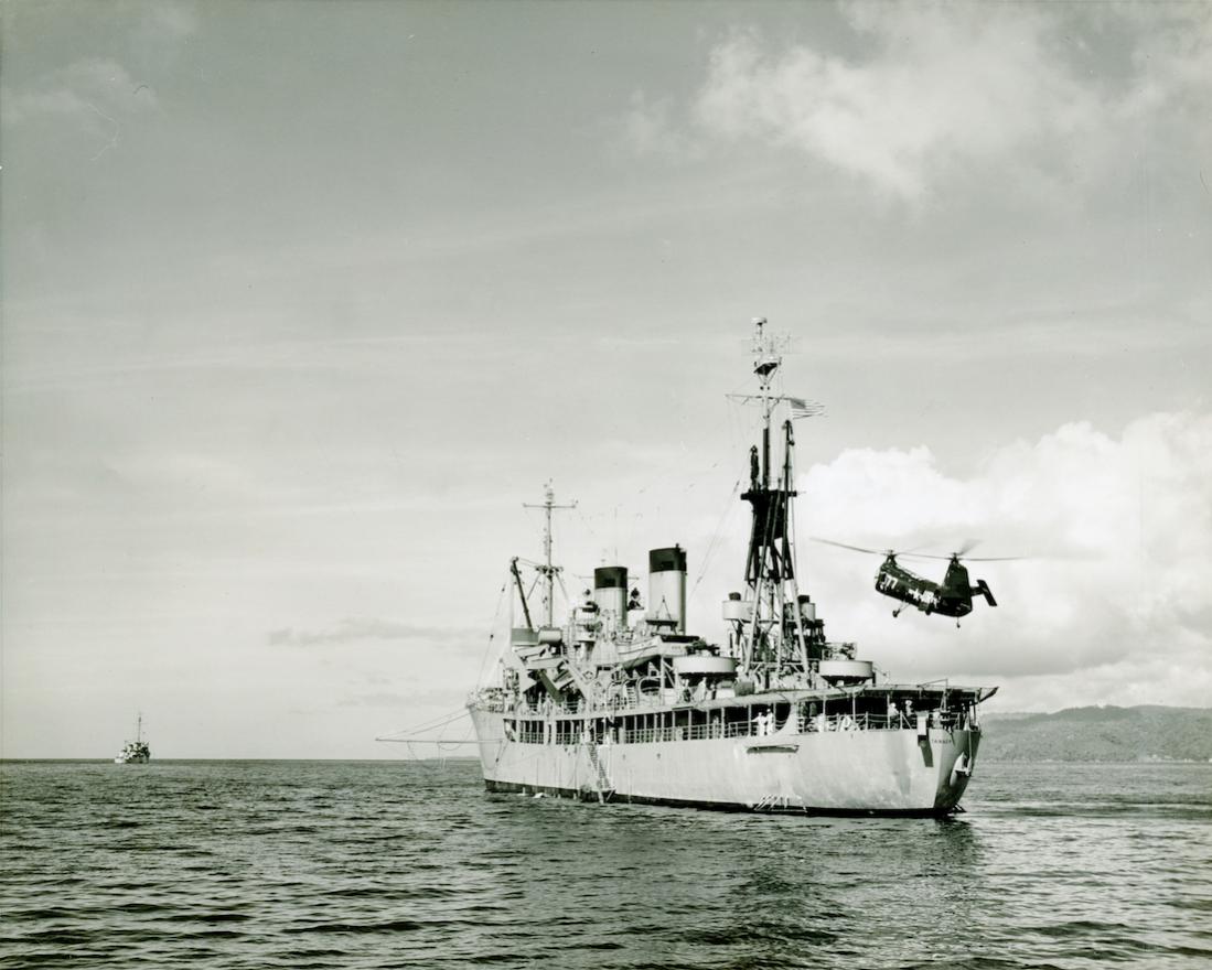 Naam: Foto 780. 14.2.1952. HUP-1 helicopter taking off flight deck USS Tanner (AGS-15). 1100 breed.jpg
Bekeken: 583
Grootte: 96,2 KB