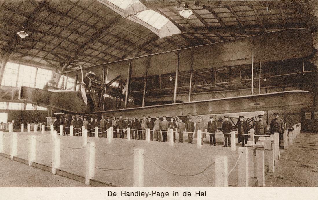 Naam: Kaart 843. ELTA. De Handley-Page in de Hal (met n vleugel ingeklapt). 1100 breed.jpg
Bekeken: 418
Grootte: 161,5 KB